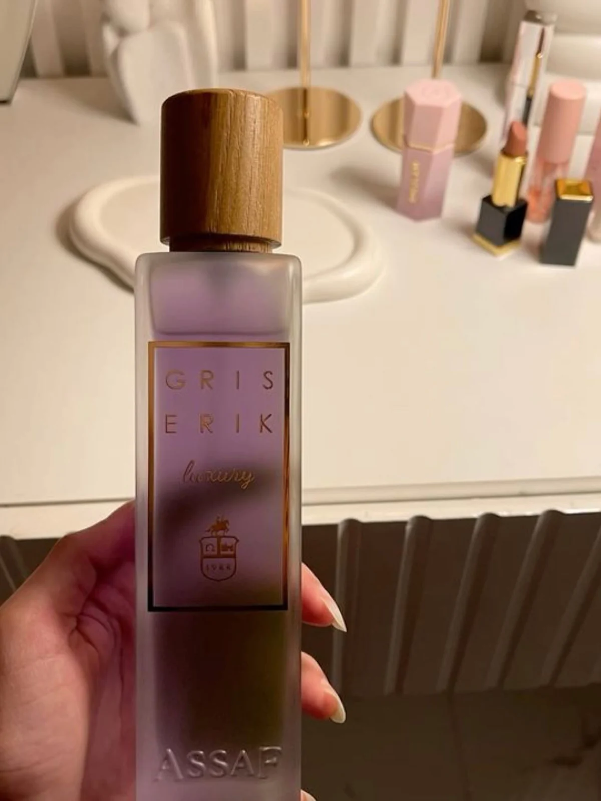 Gris Erik Luxury
